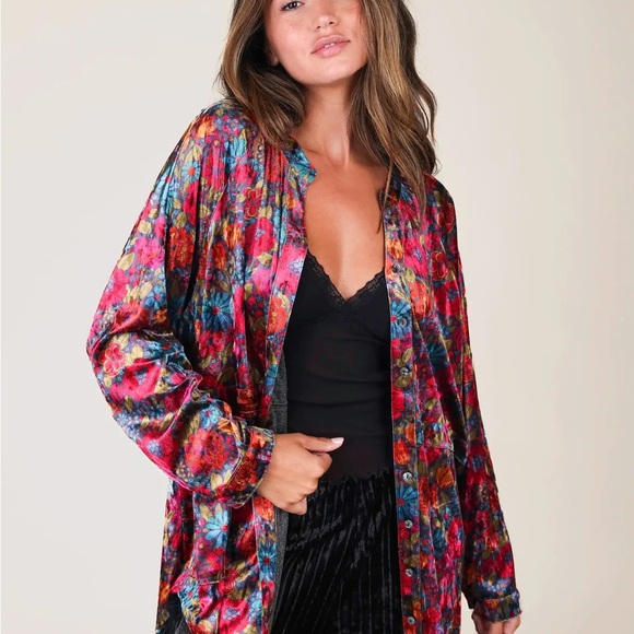 NATURAL LIFE Vibrant Floral velvet top - Picture 2 of 7